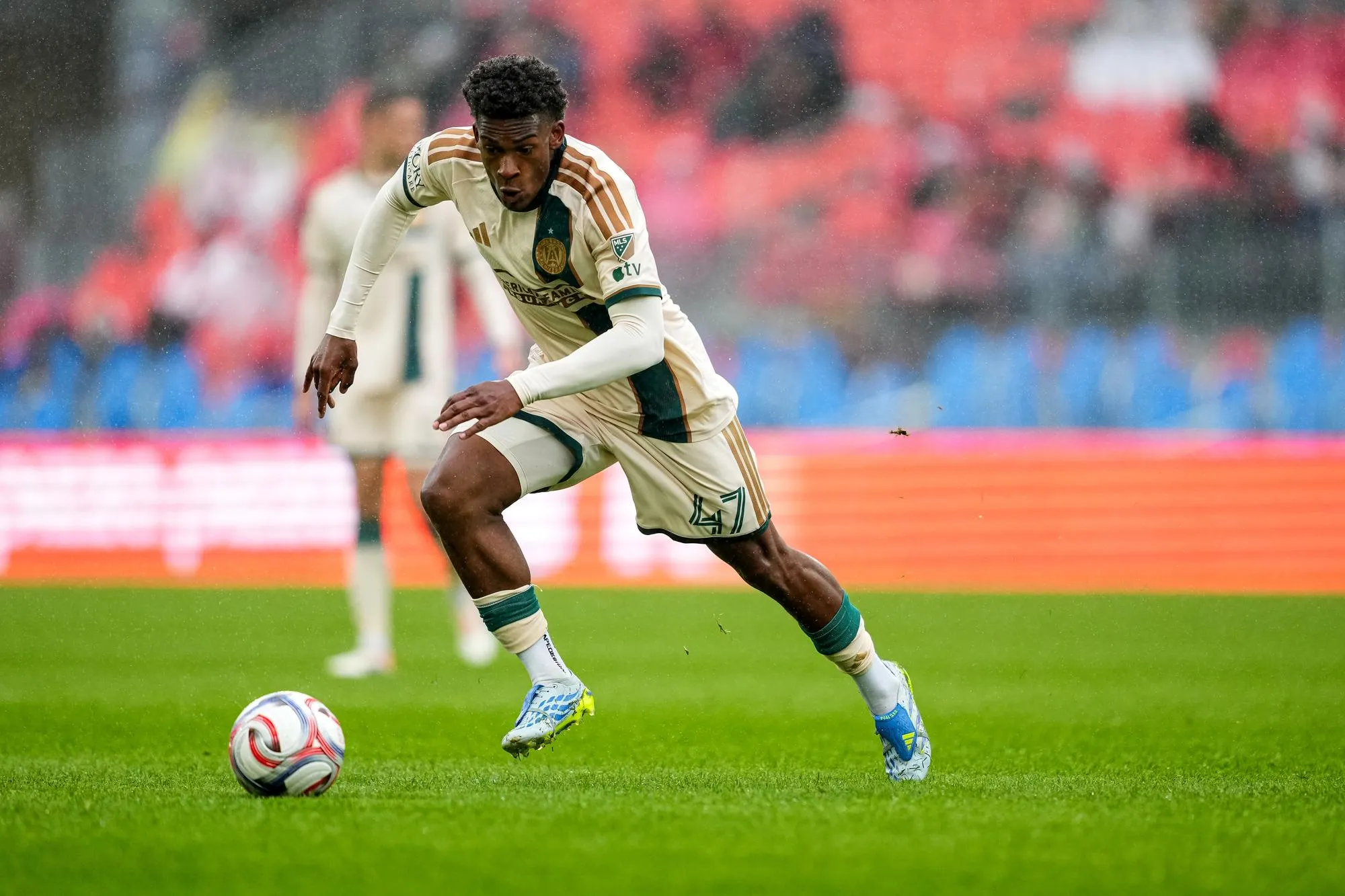 Atlanta score twice but spend the second half defending waves of pressure in the 2-1 win